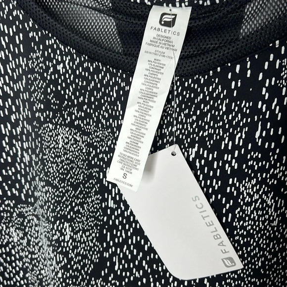 NWT Fabletics S/S Racerback Meshback Tee short Sleeve Black White S - Picture 3 of 5